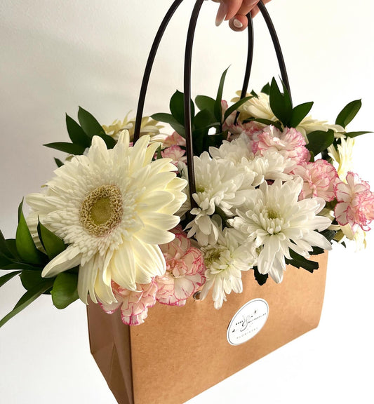 The Classic Flower Bag – Elegant Handheld Floral Arrangement for Stylish Gifting
