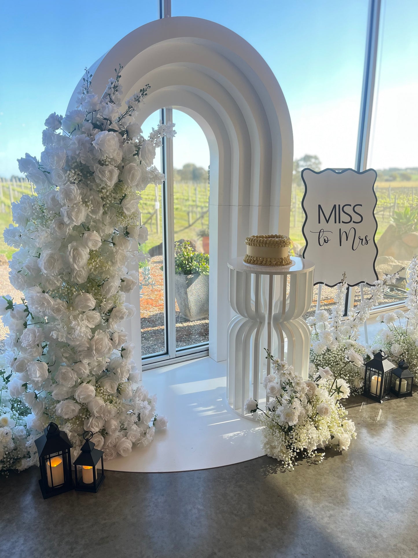 Elegant White Array – Sophisticated Floral Arrangements & Décor