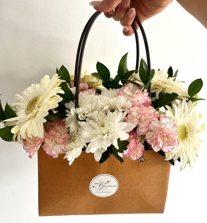 The Classic Flower Bag – Elegant Handheld Floral Arrangement for Stylish Gifting
